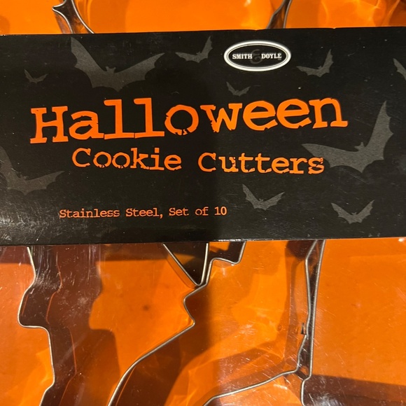 Halloween Bundle 10 Cookie Cutters 4 Wooden Decorations and 18 Fun Napkins NWT - Picture 4 of 8